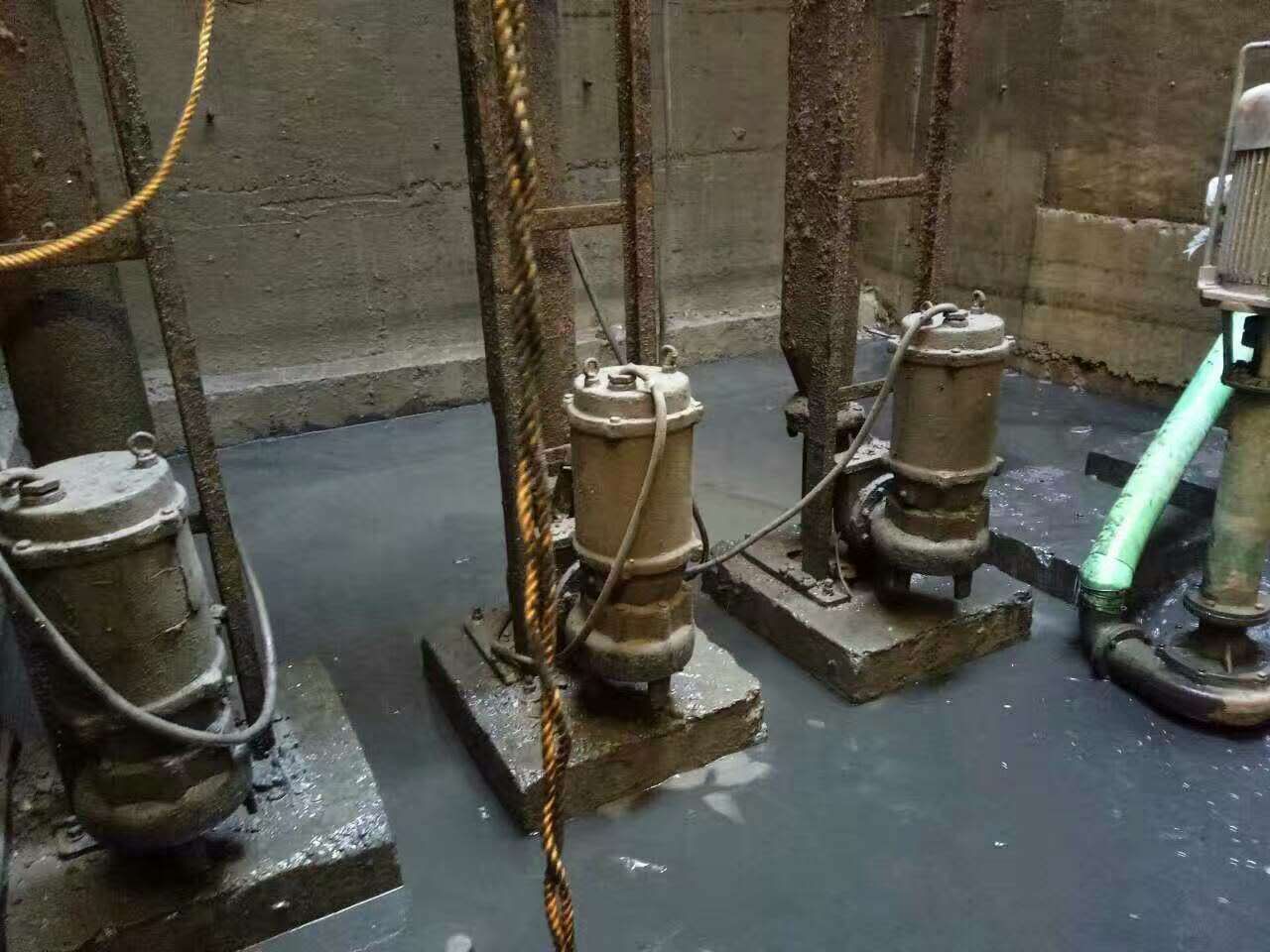 莱山污水池清理