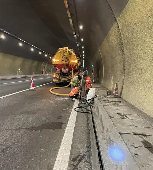 莱山隧道排水渠清淤